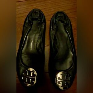 Women’s Tory Burch Minnie Black Leather Ballet Flats w/ Gold Logo. Size 6.